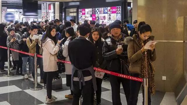 网红店排队背后的经济学：羊群效应