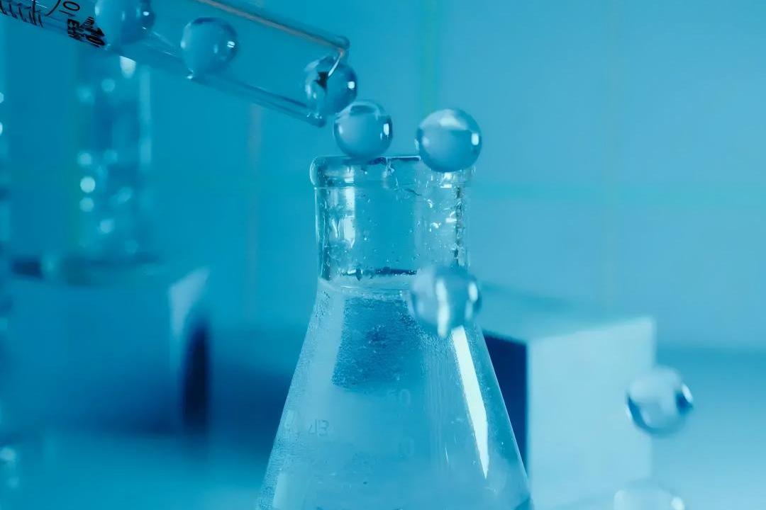 “生物胶水”：让伤口自己 “缝补”