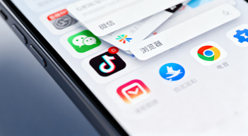 手机后台堆满 APP 也能秒切？揭秘系统背后的 “智能管家”